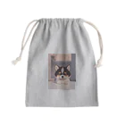 かわいい女の子とシュールな絵の子猫なしばちゃん Mini Drawstring Bag