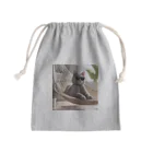 ryusky_333のサングラスをかけている猫がハンモックでくつろいでいる。 Mini Drawstring Bag