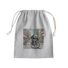 パンダの自転車に乗っているパンダ Mini Drawstring Bag