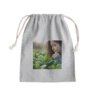 大地の宝物の畑のほうれん草に感動するお姉さん Mini Drawstring Bag