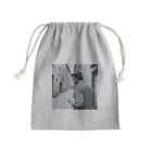 X50000Xのヨーロッパ男が映ってる服 Mini Drawstring Bag