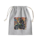 LEAD !のかわいくてクールなモンスターがアメリカンスタイルのバイクに乗っている様子 Mini Drawstring Bag