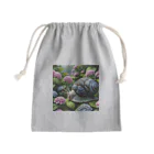 Sunbathingのアジサイの花の下を移動するカタツムリ Mini Drawstring Bag