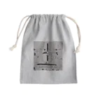 飯塚 iizukaの洗練されたモノクローム Mini Drawstring Bag