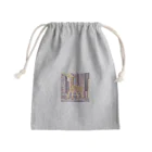 Ken17の車が行き交う都市を歩くキリン Mini Drawstring Bag