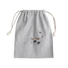 ざわ屋の紙コップから頭が抜けず後ずさりする猫 Mini Drawstring Bag