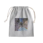 古春一生(Koharu Issey)の桜降る川空へ。 Mini Drawstring Bag