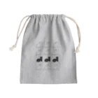 ほんごうののしろとくろのくつ Mini Drawstring Bag