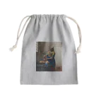 NATの牛乳を注ぐ女 Mini Drawstring Bag