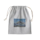 静かな山の頂への雲海の劔岳 Mini Drawstring Bag