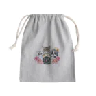 SANKAKU DESIGN STOREの仲良し！ぺちゃかわ猫ちゃんたちのバカンス。 Mini Drawstring Bag