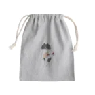 SUIMINグッズのお店のはまちの握り寿司を前のめりに運ぶねこ Mini Drawstring Bag