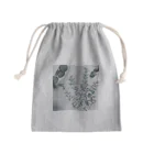 bwalnutの洋書ペーパーのユーカリ Mini Drawstring Bag