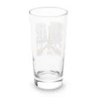 Wenbeeの車が行き交う街にたたずむキリン Long Sized Water Glass :back