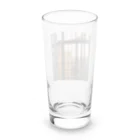 shell_hutの窓から覗く荒廃した建物が立ち並ぶ無人の通り Long Sized Water Glass :back