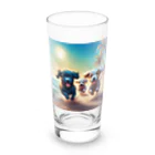 Chocolat15sucreの砂浜で遊ぶ子犬たち Long Sized Water Glass :front