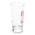 キャリーのふわふわのクッションで遊ぶウサギの赤ちゃん Long Sized Water Glass :left