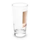 Tの店のフサフサの鳥が、美味しそうな餌を見つけた様子 Long Sized Water Glass :left