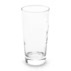 鼻ぺちゃ犬と和猫の遠くを見つめるパグ Long Sized Water Glass :left