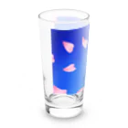 Lily bird（リリーバード）の花びらの舞う青空 Long Sized Water Glass :left