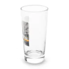 Wenbeeの車が行き交う街にたたずむキリン Long Sized Water Glass :right