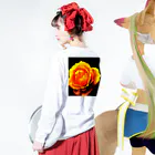 Anna’s galleryのYellow Rose ロングスリーブTシャツの着用イメージ(裏面・袖部分)