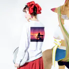 空が好きの夕日女の子① Long Sleeve T-Shirt :model wear (back, sleeve)