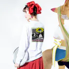 KÉKÉ - IllustrationのWITNESS 👀 BLK ロングスリーブTシャツの着用イメージ(裏面・袖部分)