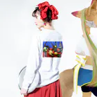 山田中川村山の書いた絵 ロングスリーブTシャツの着用イメージ(裏面・袖部分)