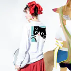 ハチワレ猫　ハチのお店のハチワレ猫　ハチ BOXライトブルー ロングスリーブTシャツの着用イメージ(裏面・袖部分)