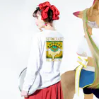 Paint 'em allのカナシイロゴ　モノクロ ロングスリーブTシャツの着用イメージ(裏面・袖部分)