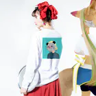 足遅虫（でんでんむし）の二日酔いパンダヒーロー♀ ロングスリーブTシャツの着用イメージ(裏面・袖部分)