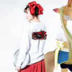 禿茶瓶堂の70's GRAFFITI(ヨンフォア赤・キャスト) ロングスリーブTシャツの着用イメージ(裏面・袖部分)