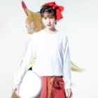 J工房-suzuri店のワンコと一緒に野遊びを[白字](バックプリント有) ロングスリーブTシャツの着用イメージ(表面)