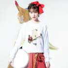 MUGEN ARTの小原古邨　鸚鵡と柘榴（柘榴に鸚鵡）Ohara Koson / Cockatoo and pomegranate  Long Sleeve T-Shirt :model wear (front)