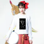 キツマ・ザ・バレンタインのシンメトリー“枯渇の繭” ロングスリーブTシャツの着用イメージ(表面)