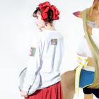 HiStory-jinのアーモンド好きのハムスターココちゃんのガチ ロングスリーブTシャツの着用イメージ(裏面・袖部分)