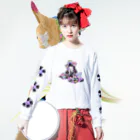 ヨルネコ商店(スズリ店)の篭盛果物の女の子 ロングスリーブTシャツの着用イメージ(表面)
