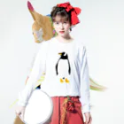 PGcafe-ペンギンカフェ-の佇むペンギン Long Sleeve T-Shirt :model wear (front)