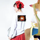 「中華居酒屋 ねこや」マーチャンダイズストアの猫型麻婆豆腐飯シリーズ Long Sleeve T-Shirt :model wear (back, sleeve)