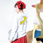 Hanagara animal cafeのモモンガと花柄アニマルカフェのロゴ入り。 ロングスリーブTシャツの着用イメージ(裏面・袖部分)