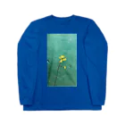 花畑写真館🌷の#5 みどりの壁と黄色いお花 ロングスリーブTシャツ