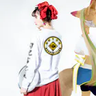 Kobaikichizo officialSHOPの勾配吉意族 ロングスリーブTシャツの着用イメージ(裏面・袖部分)