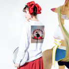 チビクロウナギのウナギのブロマイド ロングスリーブTシャツの着用イメージ(裏面・袖部分)
