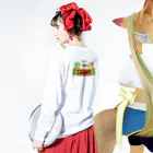 アルカナマイル SUZURI店 (高橋マイル)元ネコマイル店のねこハロウィン バックプリント ロングスリーブTシャツの着用イメージ(裏面・袖部分)