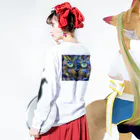 オチタケヒト takehito ochi きゃったろうのネコ宇宙 Long Sleeve T-Shirt :model wear (back, sleeve)