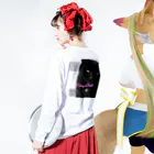 SnapTail by 交流猫動画のデカい黒猫どんちゃん ロングスリーブTシャツの着用イメージ(裏面・袖部分)