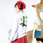もんぴのアトリエの草刈り中　背面プリント　ピクトグラム風オリジナルイラスト ロングスリーブTシャツの着用イメージ(裏面・袖部分)