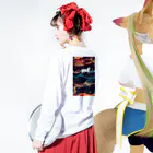 AQUAMETAVERSEの宇宙で遊んでる白猫 アメジスト 2846 Long Sleeve T-Shirt :model wear (back, sleeve)