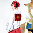 幻想の館の不思議模様・炎 ロングスリーブTシャツの着用イメージ(裏面・袖部分)
